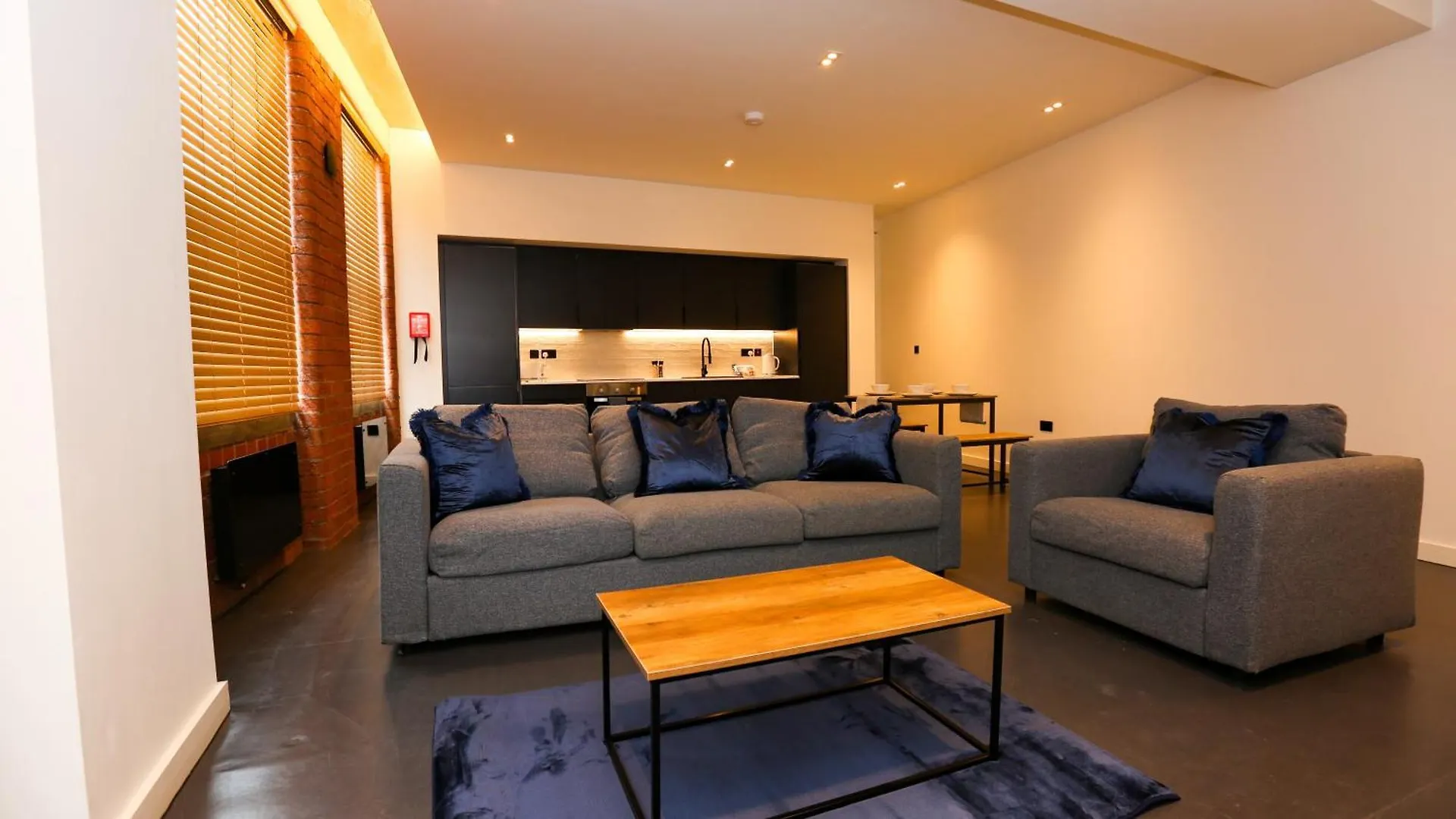 Stayzo_Nichols Building_Spacious 3-Bedroom Apartment Sheffield 0*,
